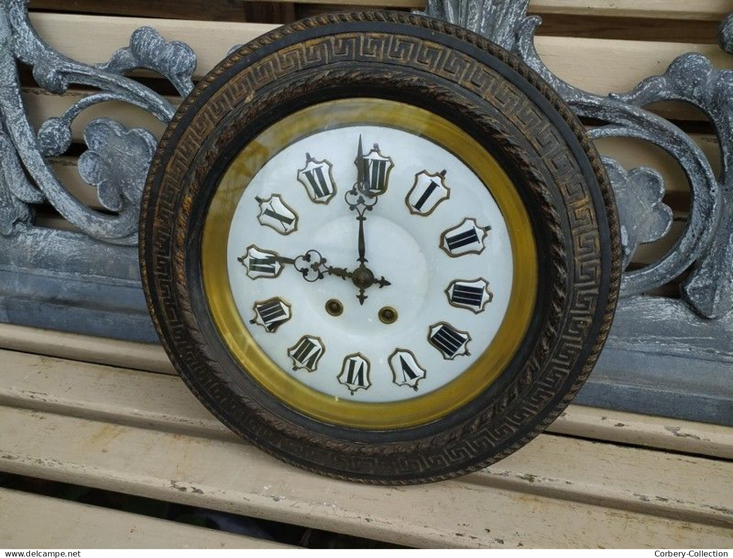 Ancienne Pendule Oeil De Boeuf Cadran & Chiffres Émaillés Décor Frise Grecque - Relojes