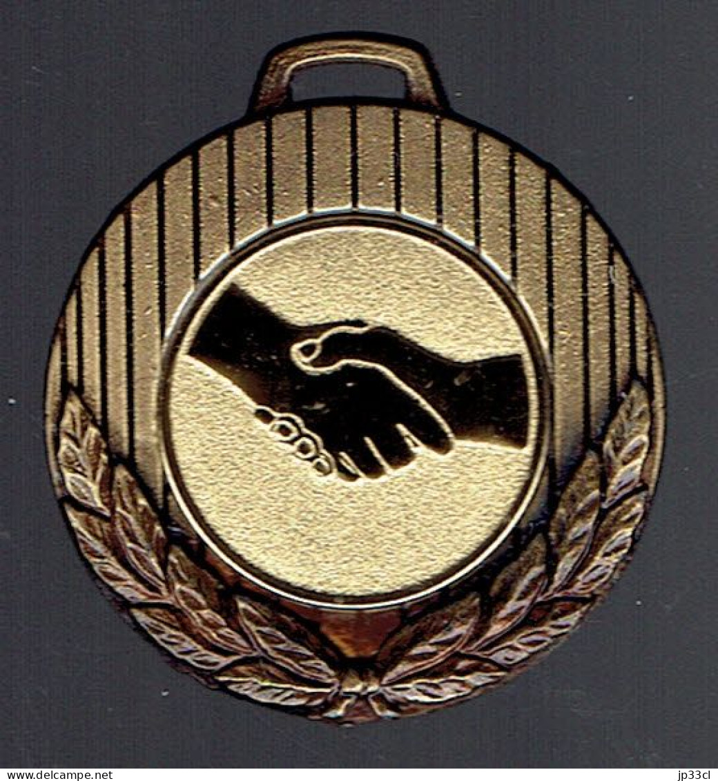 Poignée De Mains Sur Médaille Commémorative De La Fin De La 2ème Guerre Mondiale (au Dos Mention 44-94) - Autres & Non Classés