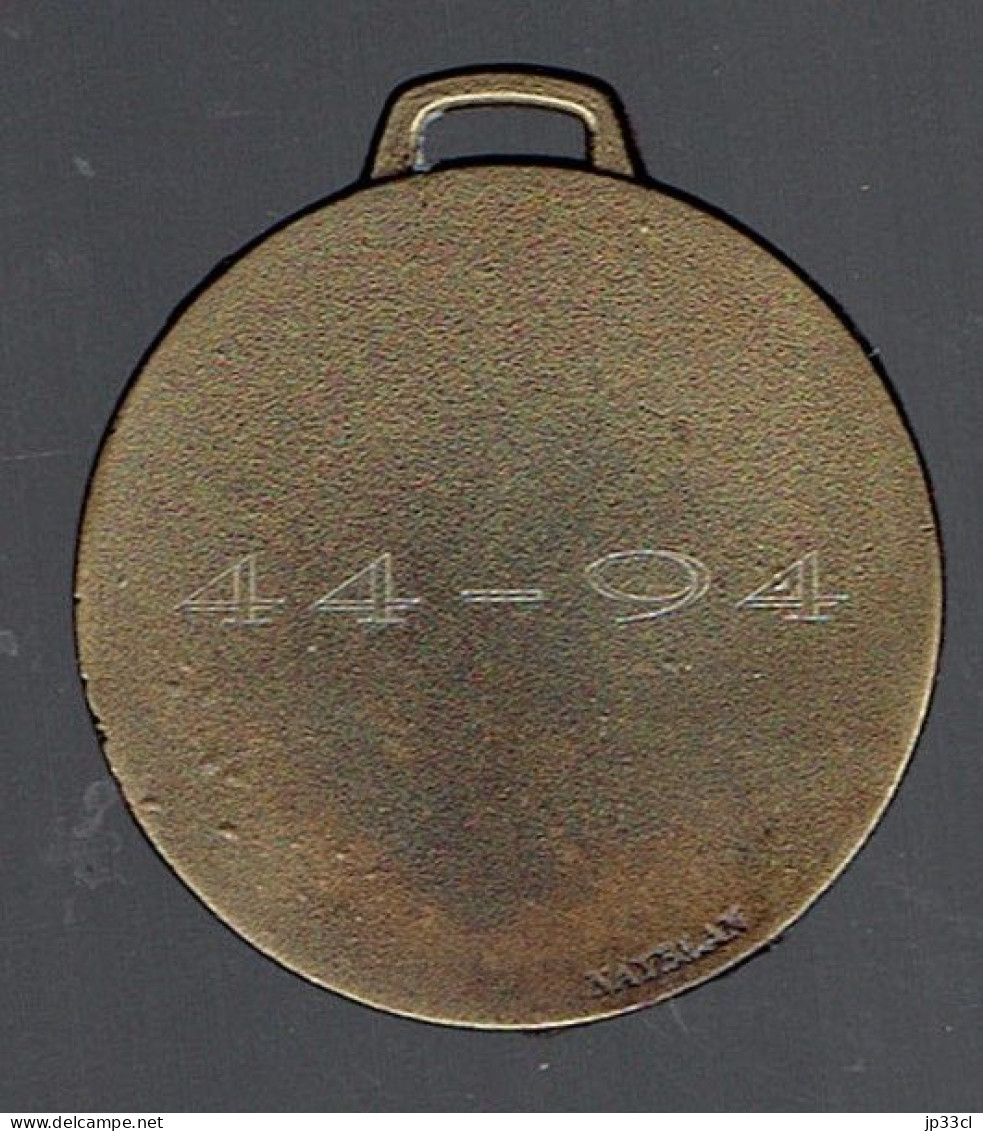 Poignée De Mains Sur Médaille Commémorative De La Fin De La 2ème Guerre Mondiale (au Dos Mention 44-94) - Autres & Non Classés