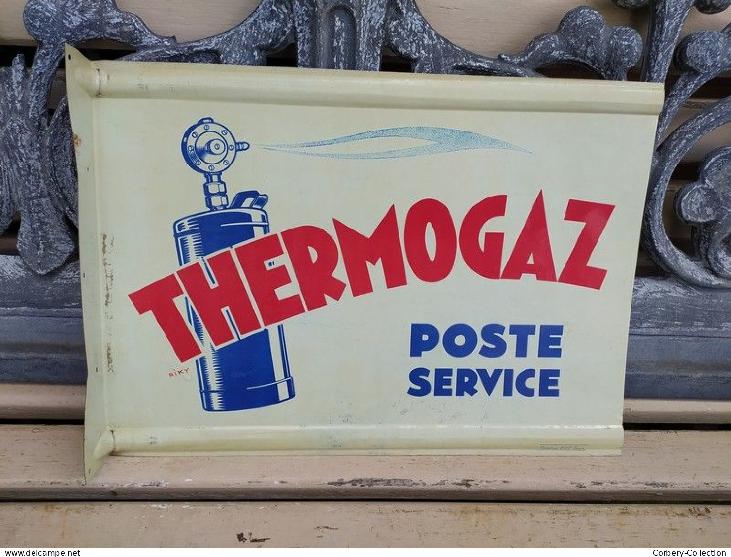 Ancienne Enseigne Plaque Tôle Publicitaire Thermogaz Poste Service.  Illustration Riky. - Gas, Garage, Oil