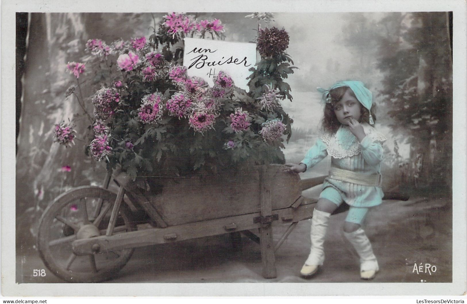 Fantaisie - Enfant - Un Baiser  - Petite Fille Et Fleurs - Carte Postale Ancienne - Szenen & Landschaften