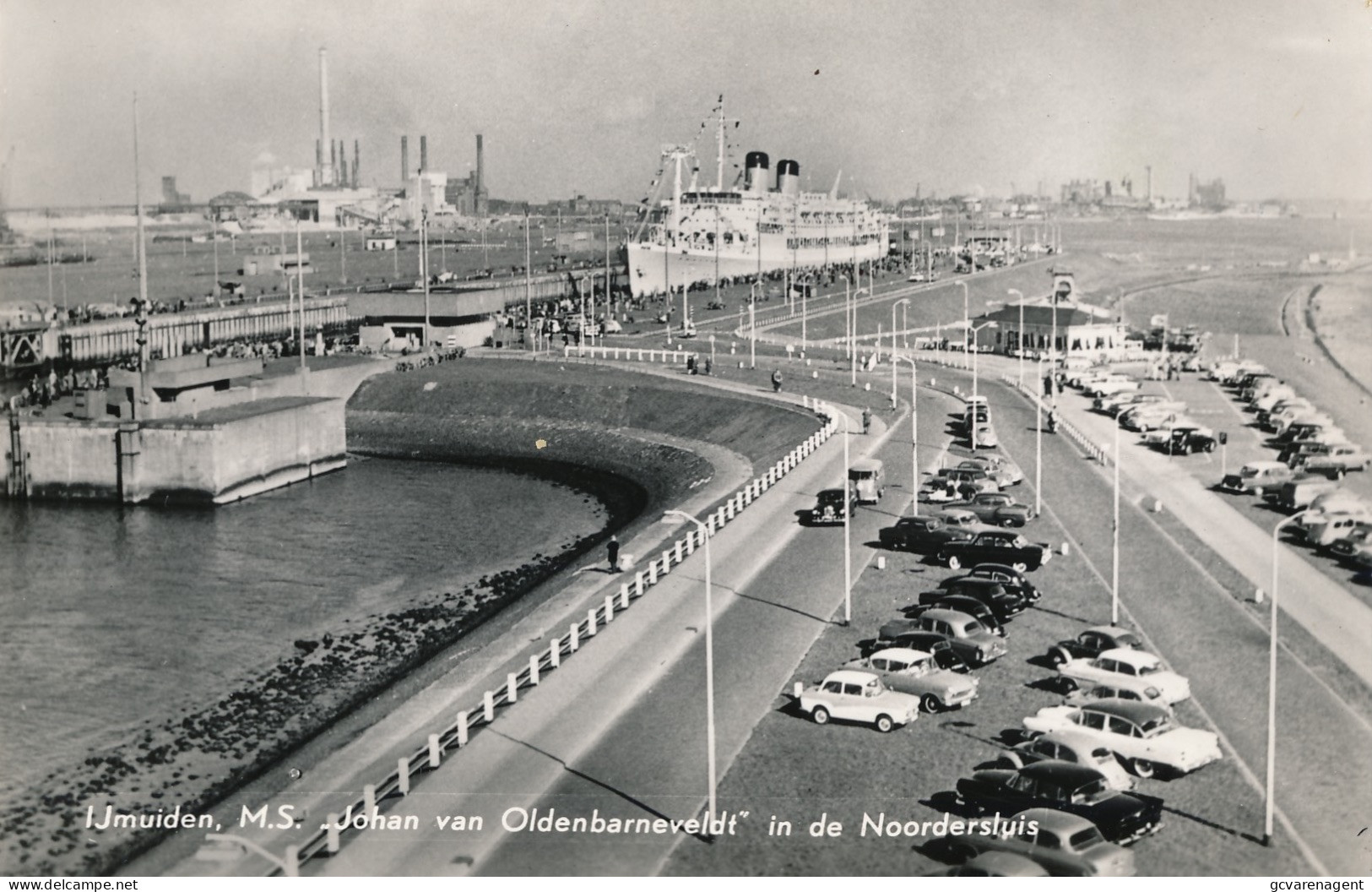 IJMUIDEN  M.S. JOHAN VAN OLDENBARNEVELDT IN DE NOORDERSLUIS      -      FOTOKAART         ZIE SCANS - IJmuiden