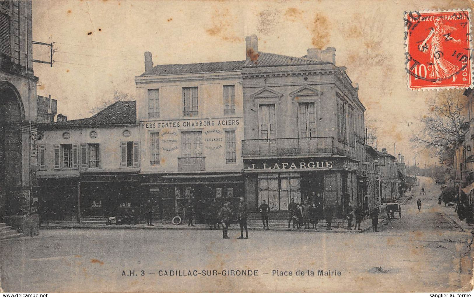 CPA 33 CADILLAC SUR GIRONDE / PLACE DE LA MAIRIE - Cadillac