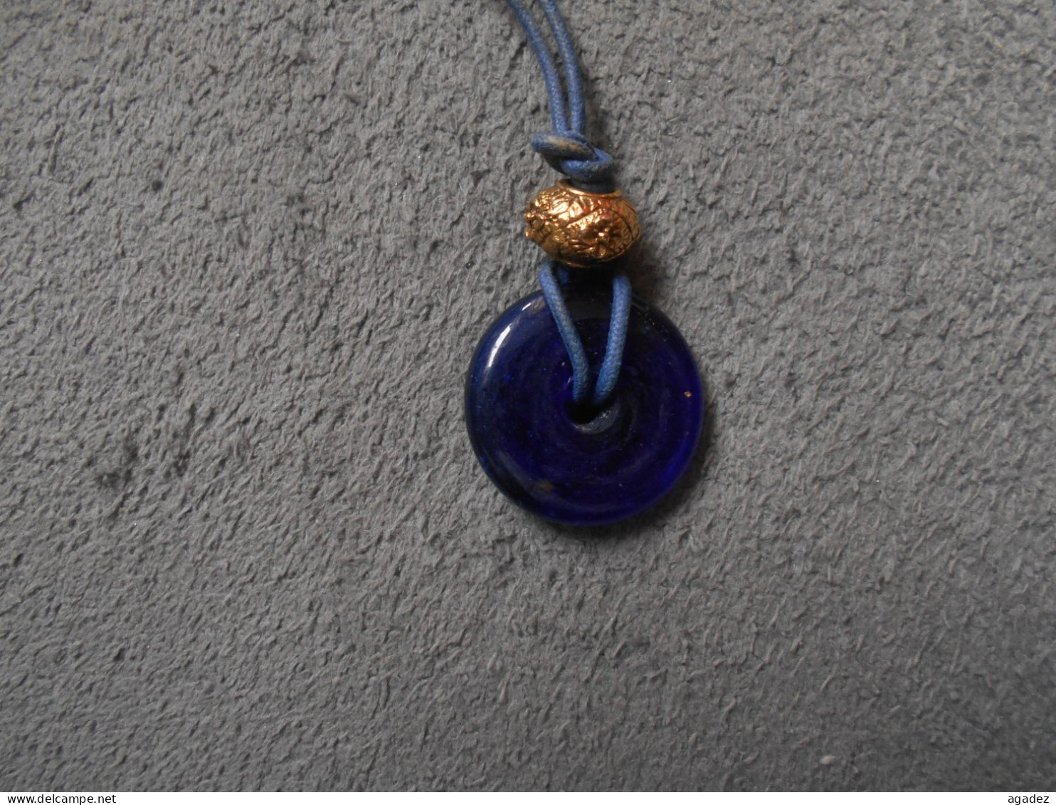 Collier Lacet Vintage Avec Pendentifs Bleu Et Doré - Necklaces/Chains