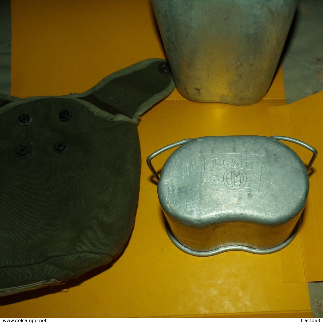 GOURDE DE  L'ARMEE FRANCAISE AVEC SA HOUSSE ET SON QUART , LA HOUSSE FABRICATION FRANCAISE   ET LA GOURDE  ET LE QUART D - Equipement