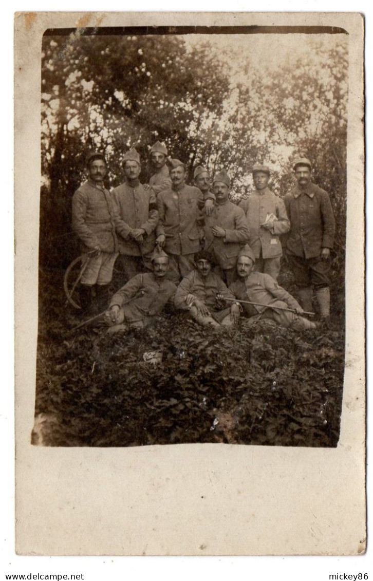 Guerre 14-18----1917--carte-photo De Soldats   ( Très Animée )  ---carte Précurseur--indications Au Verso - Personaggi