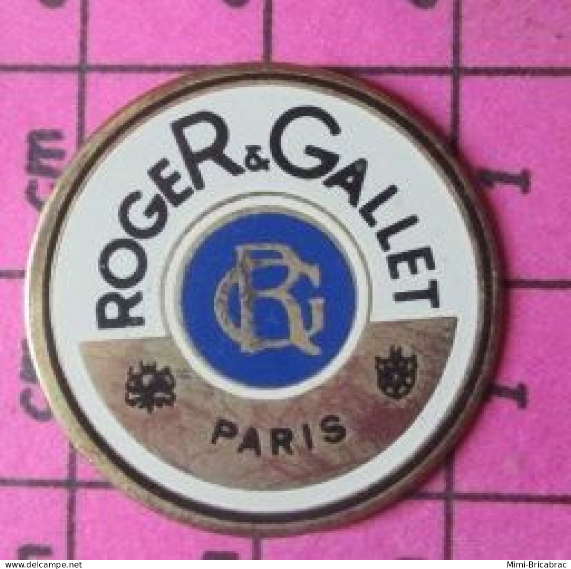 516C Pin's Pins / Beau Et Rare & TB état / PARFUMS / PARFUMEUR ROGER & GALLET PARIS - Parfum