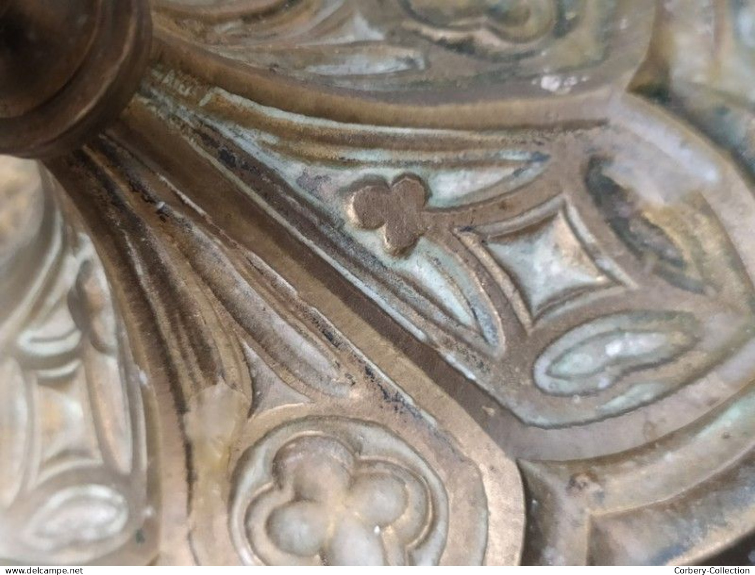 Ancien Bougeoir d'Autel Religieux Style Gothique Bronze ou Laiton