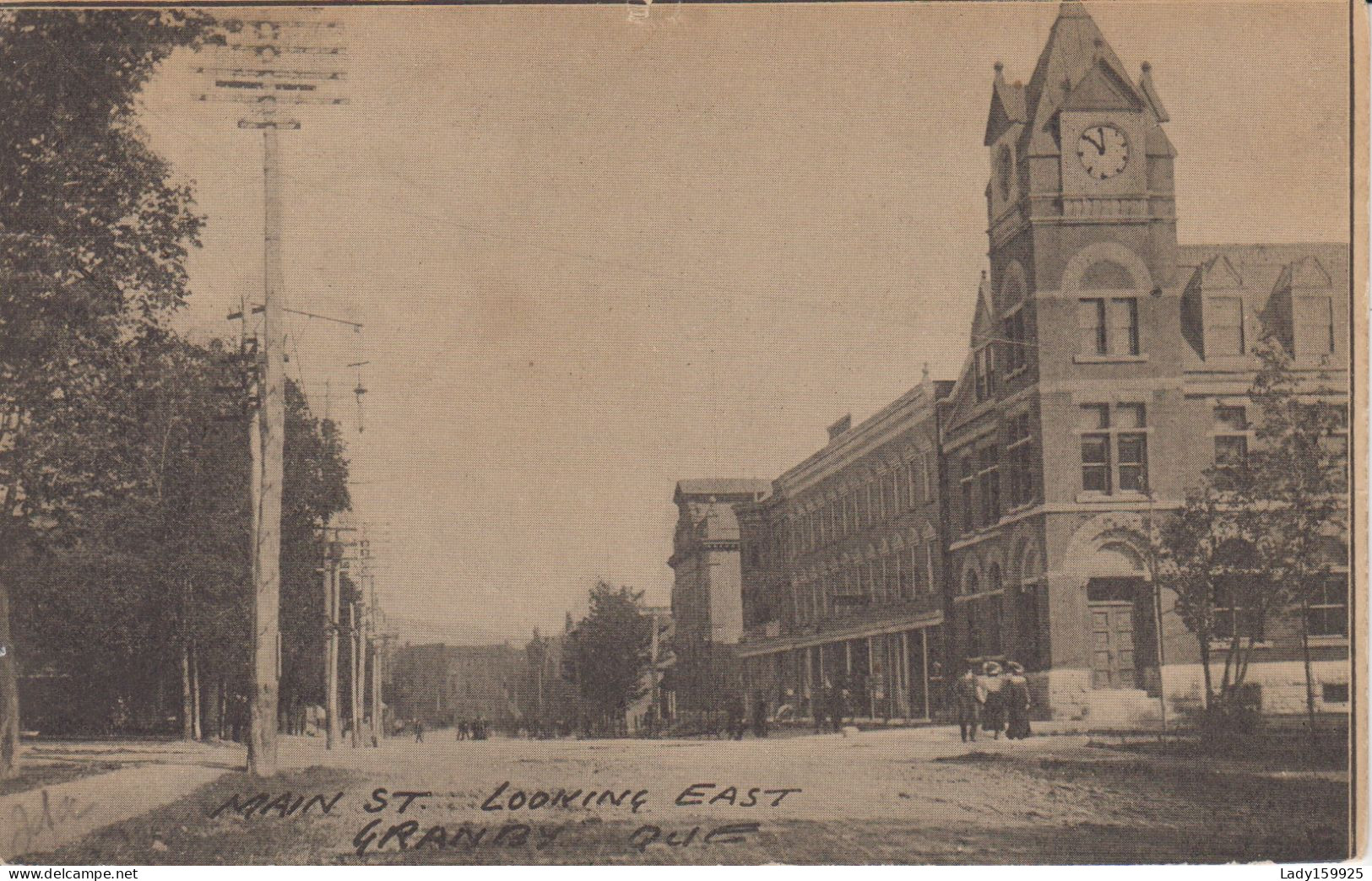 Main Street Looking East  Granby Québec Canada  Rue Principale Regard à L'est, Chemin En Terre, Hôtel De Ville Horloge - Granby