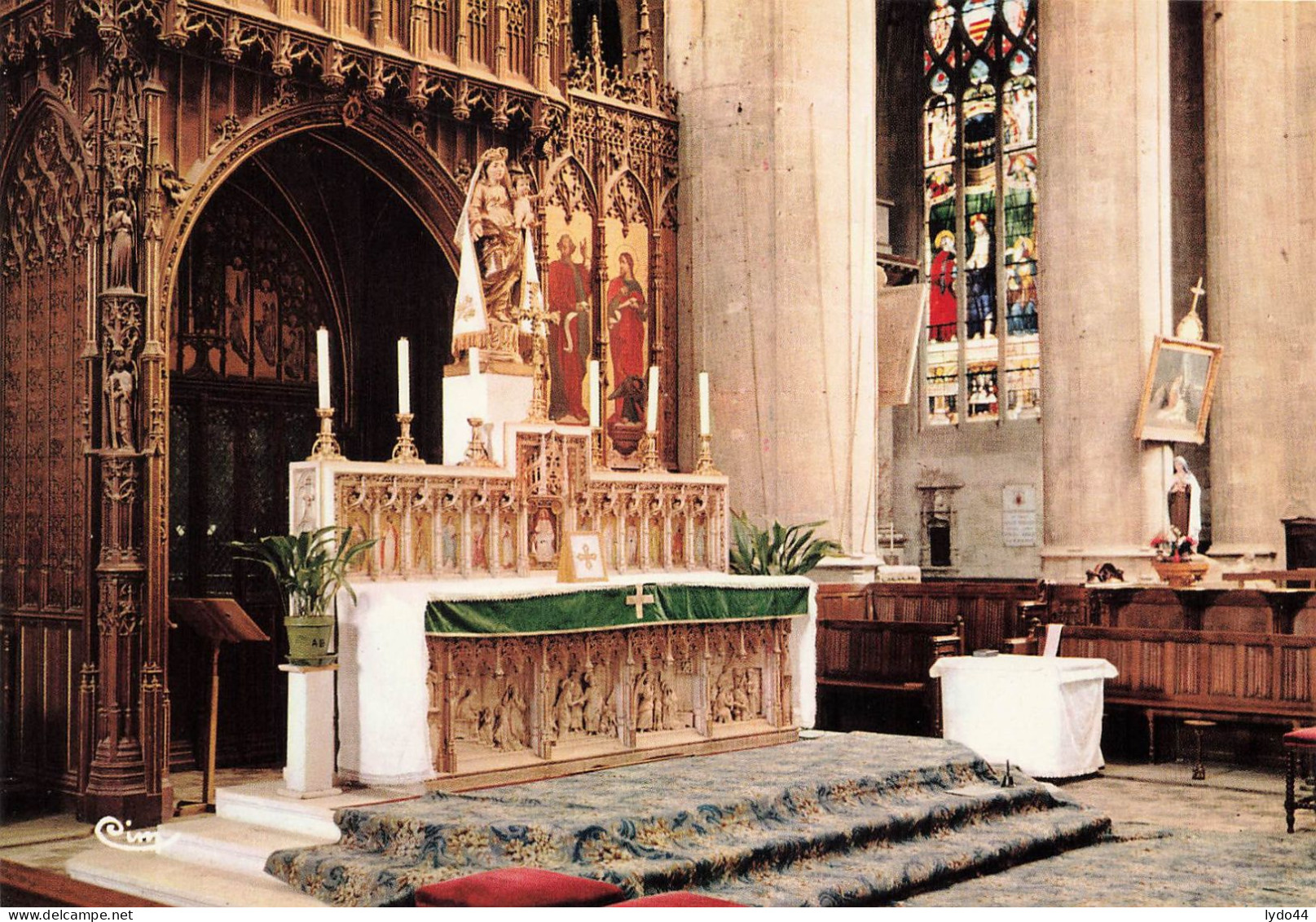 AUCH ,  La Cathédrale  Sainte Marie , Le Maitre Autel Et Un Des Vitraux - Auch