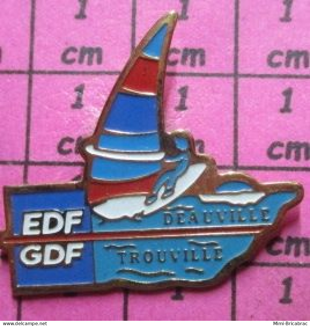 516A  Pin's Pins / Beau Et Rare / EDF GDF / DEAUVILLE TROUVILLE PLANCHE A VOILE - EDF GDF