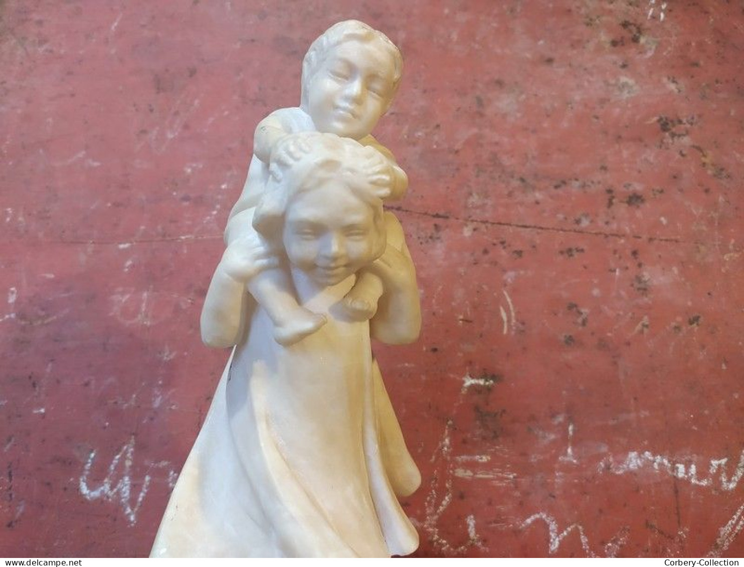 Sculpture XIXème en Albâtre Enfants Jouant Fillette Portant son Frêre sur le dos