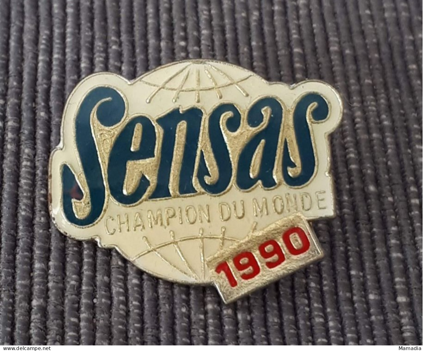 PIN'S PINS SENSAS PECHE POISSONS PECHEURS CHAMPION MONDE 1990 - Autres & Non Classés