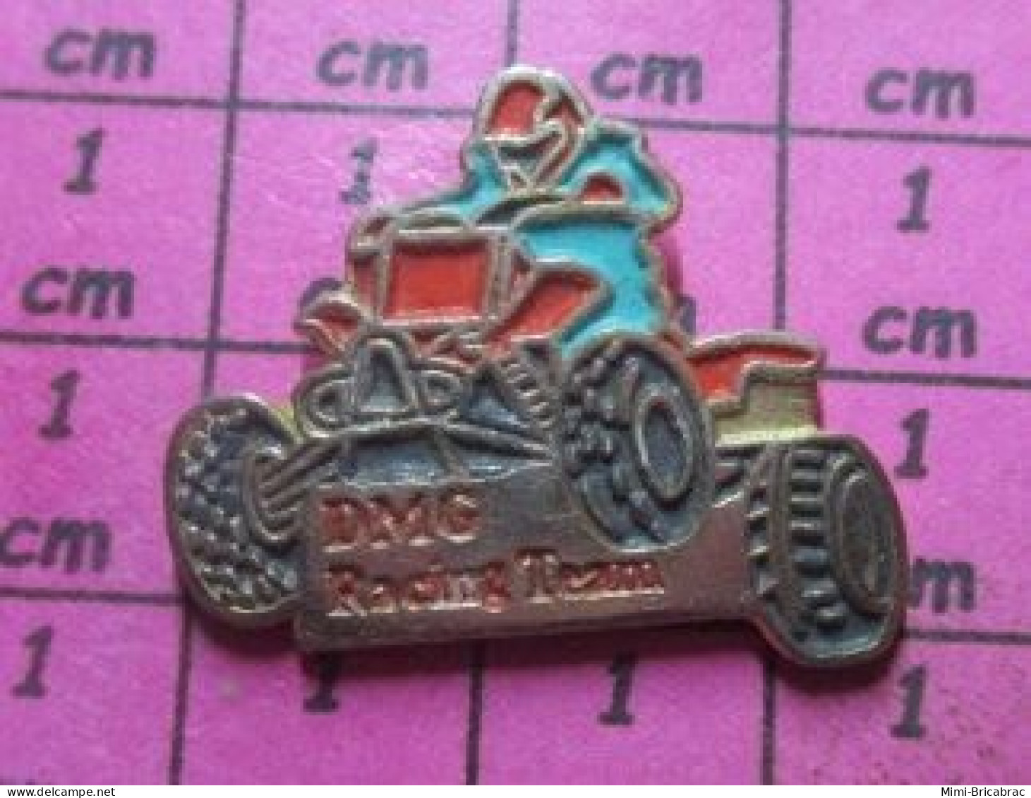 818A Pin's Pins / Beau Et Rare / SPORTS / SORTE DE QUAD OU BUGGY ? DMG RACING TEAM - Car Racing - F1