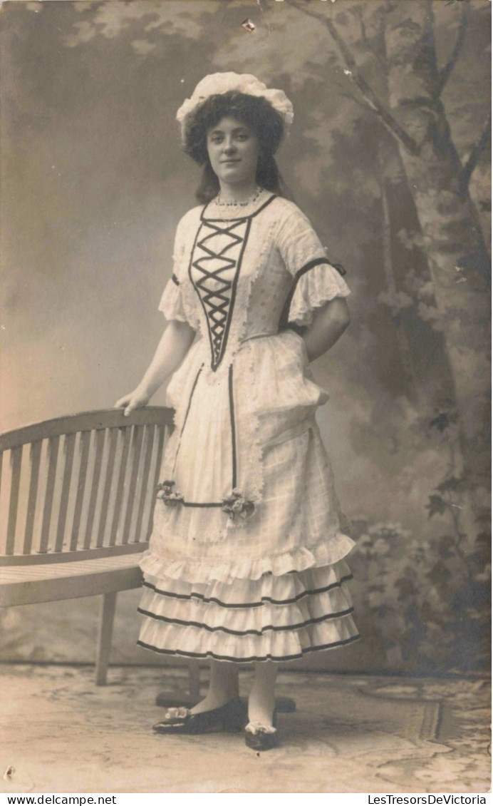 CARTE PHOTO - Photographie - Une Jeune Femme Dans Une Robe à Volants -  Carte Postale Ancienne - Fotografie