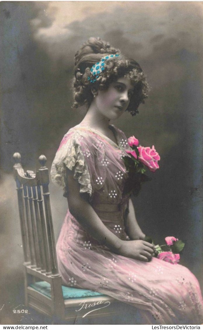 CARTE PHOTO - Photographie - Portrait D'une Jeune Femme Assise - Robe De Soirée - Colorisé -  Carte Postale Ancienne - Fotografie