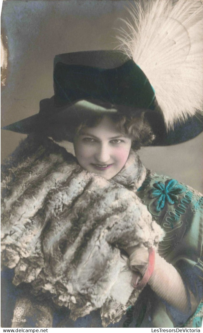 CARTE PHOTO - Photographie - Portrait D'une Jeune Femme Assise Souriant - Colorisé -  Carte Postale Ancienne - Fotografie