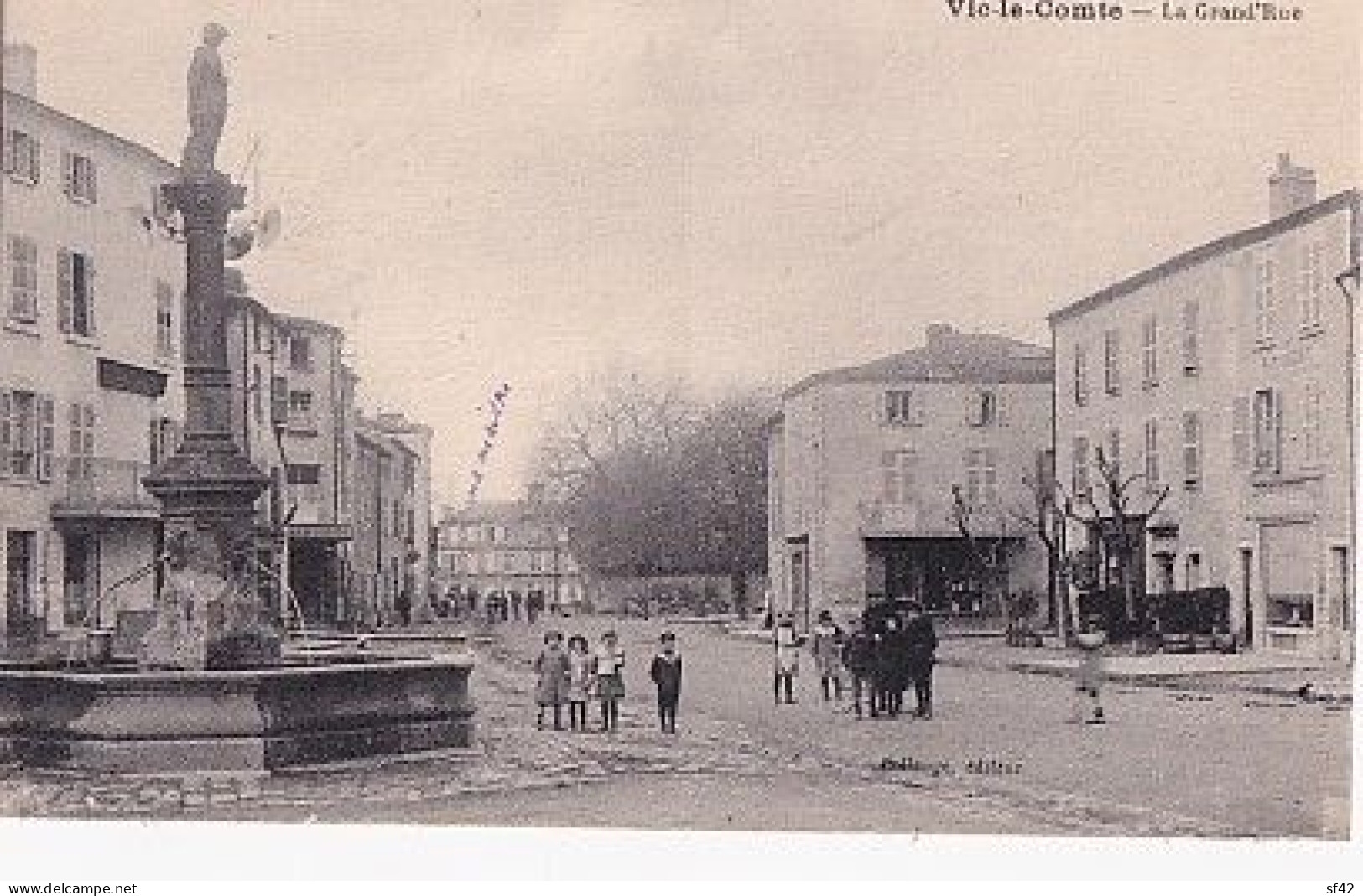 VIC LE COMTE                  LA GRAND RUE.    LA FONTAINE - Vic Le Comte