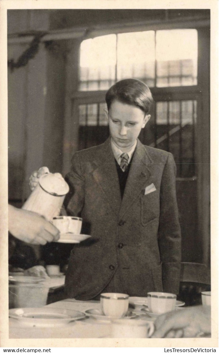 ENFANT - Portrait Dun Jeune Garçon Servant Du Café - Carte Postale Ancienne - Portraits