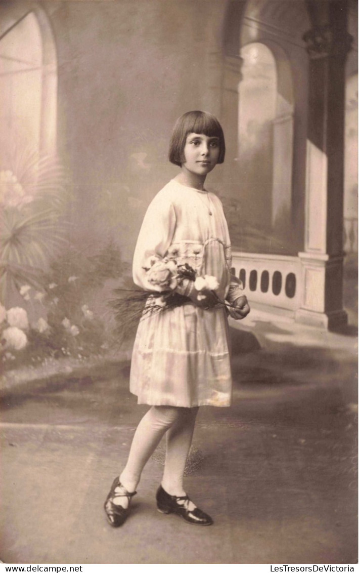 ENFANT - Portrait D'une Petite Fille Tenant Un Bouquet De Fleurs - Carte Postale Ancienne - Groupes D'enfants & Familles