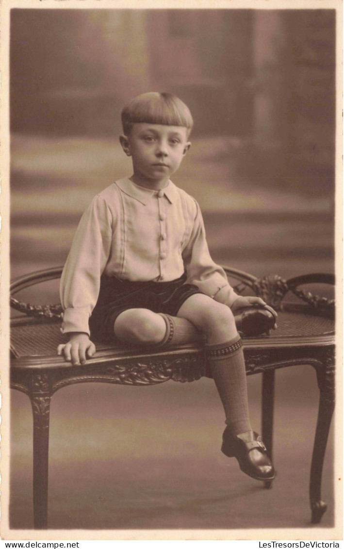 ENFANT - Portrait D'un Petit Garçon Assis Sur Un Banc - Carte Postale Ancienne - Groupes D'enfants & Familles