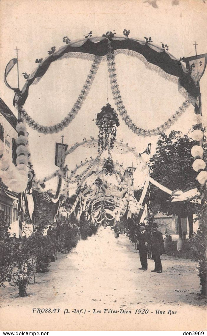 FROSSAY (Loire-Atlantique) - Les Fêtes-Dieu 1920 - Une Rue - Voyagé 1924 (2 Scans) L. Rochet à Saint-Eloy-les-Mines 63 - Frossay