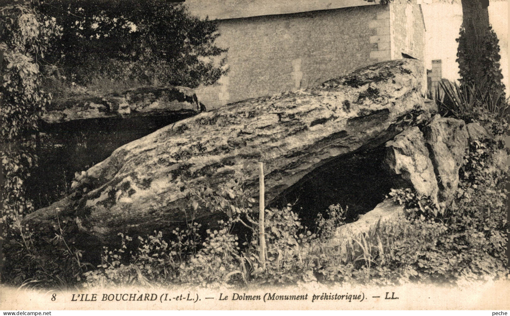 N°109643 -cpa L'île Bouchard -le Dolmen- - Dolmen & Menhirs