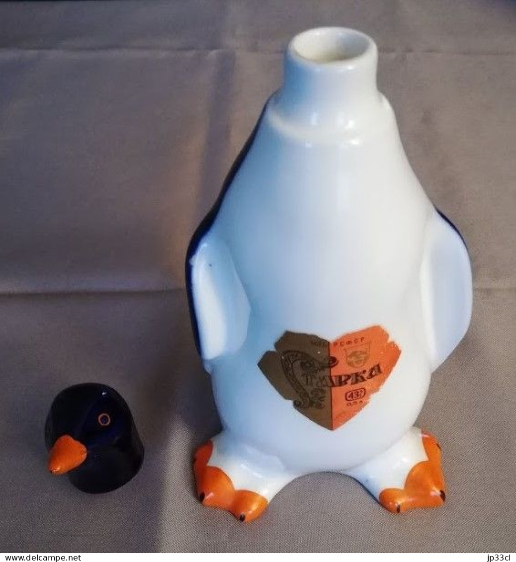 Bouteille En Forme De Pingouin Avec étiquette De La Vodka Sparka (URSS, Années 1960) - Lomonosov (RUS)