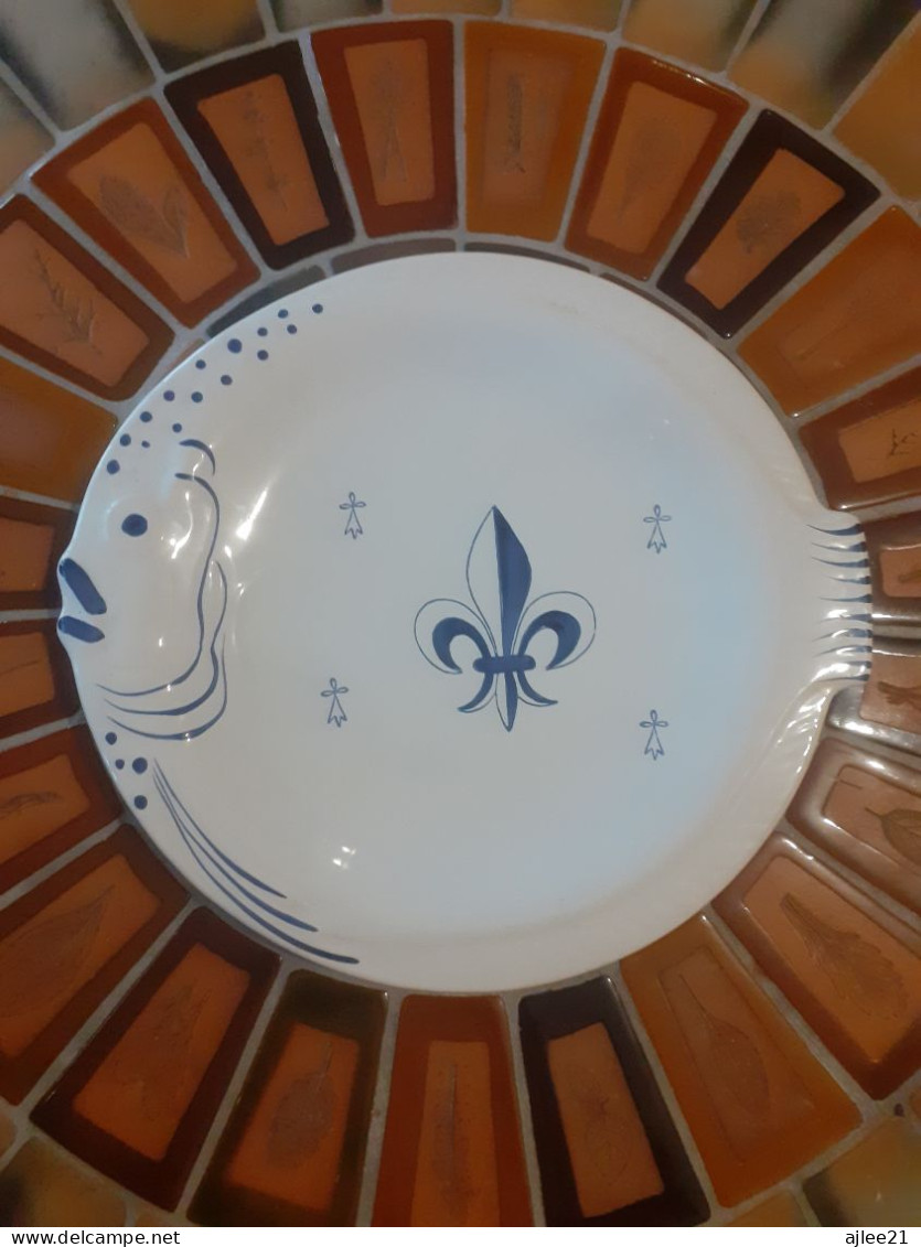 Plat Figurant Un Poisson Pornic France Fleur De Lys. - Schalen Und Tabletts