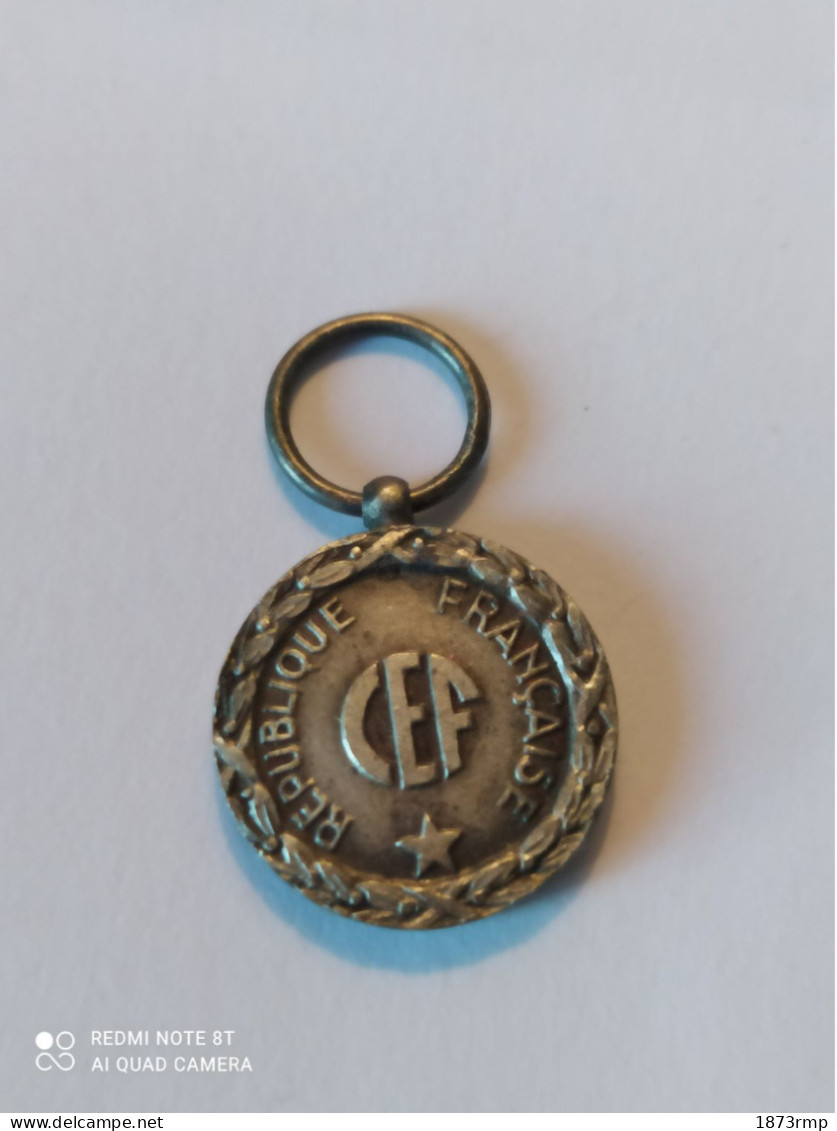 MÉDAILLE WWII CEF ITALIE 1943/44 CORPS EXPÉDITIONNAIRE FRANÇAIS EN RÉDUCTION SANS RUBAN - Frankreich