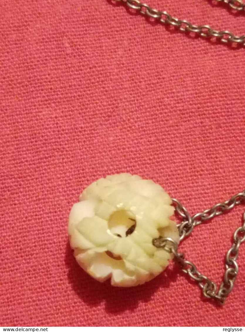 collier chaine et pierre ronde ciselée en creux