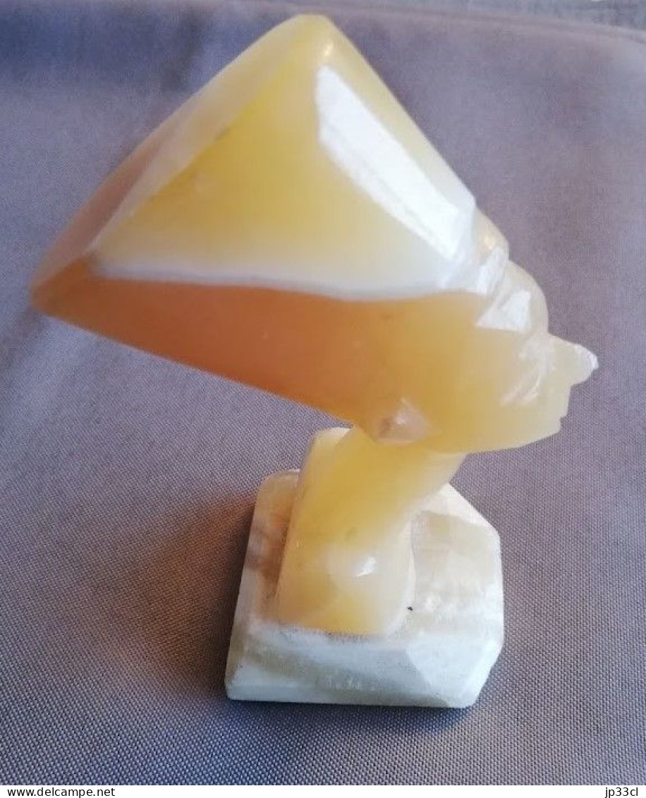 Petite Statuette De Nefertiti (marbre Jaune ? Onyx ?) - Steen & Marmer