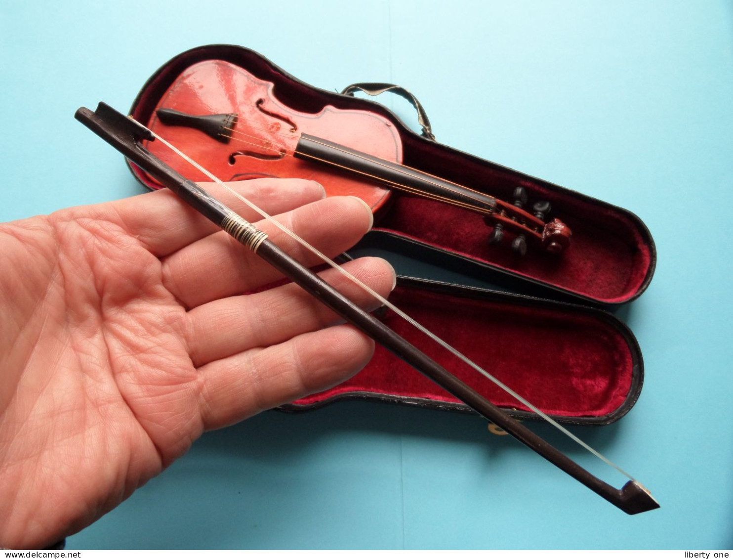 MINI VIOOL Violin met STRIJKSTOK / ARCHET >> 20 Cm. >> NO more Info ( see foto for details ) Case total  +/- 24 cm.!