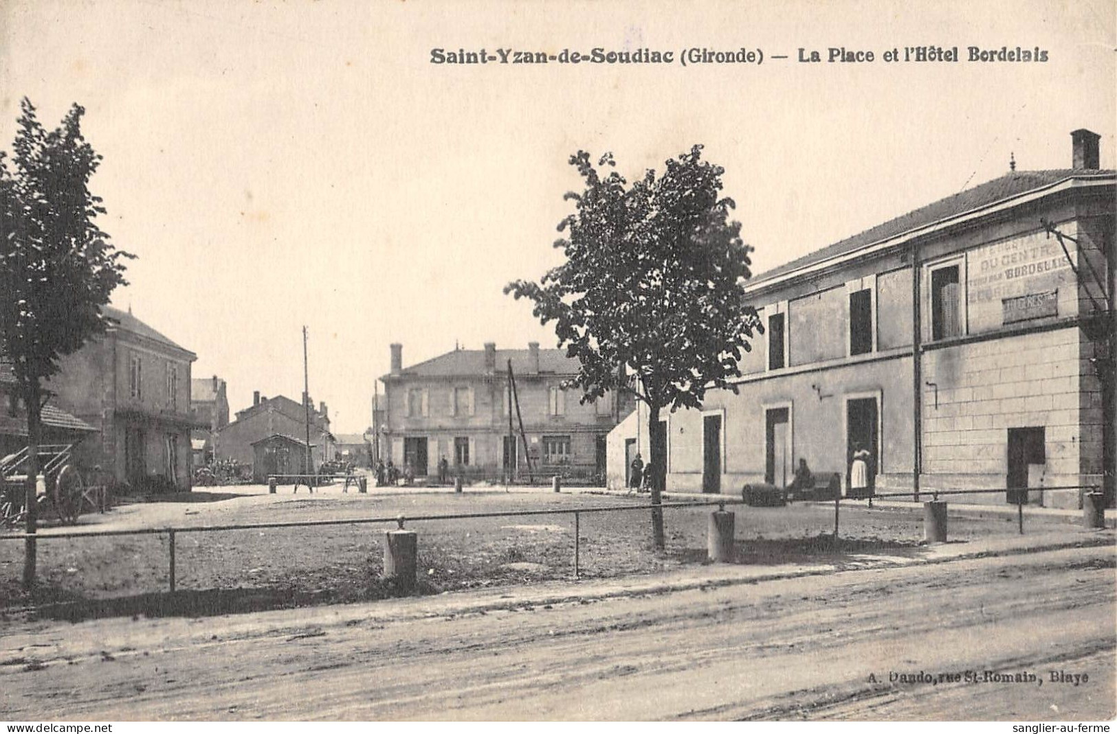 CPA 33 SAINT YZAN DE SOUDIAC /  LA PLACE ET HOTEL BORDELAIS - Otros & Sin Clasificación