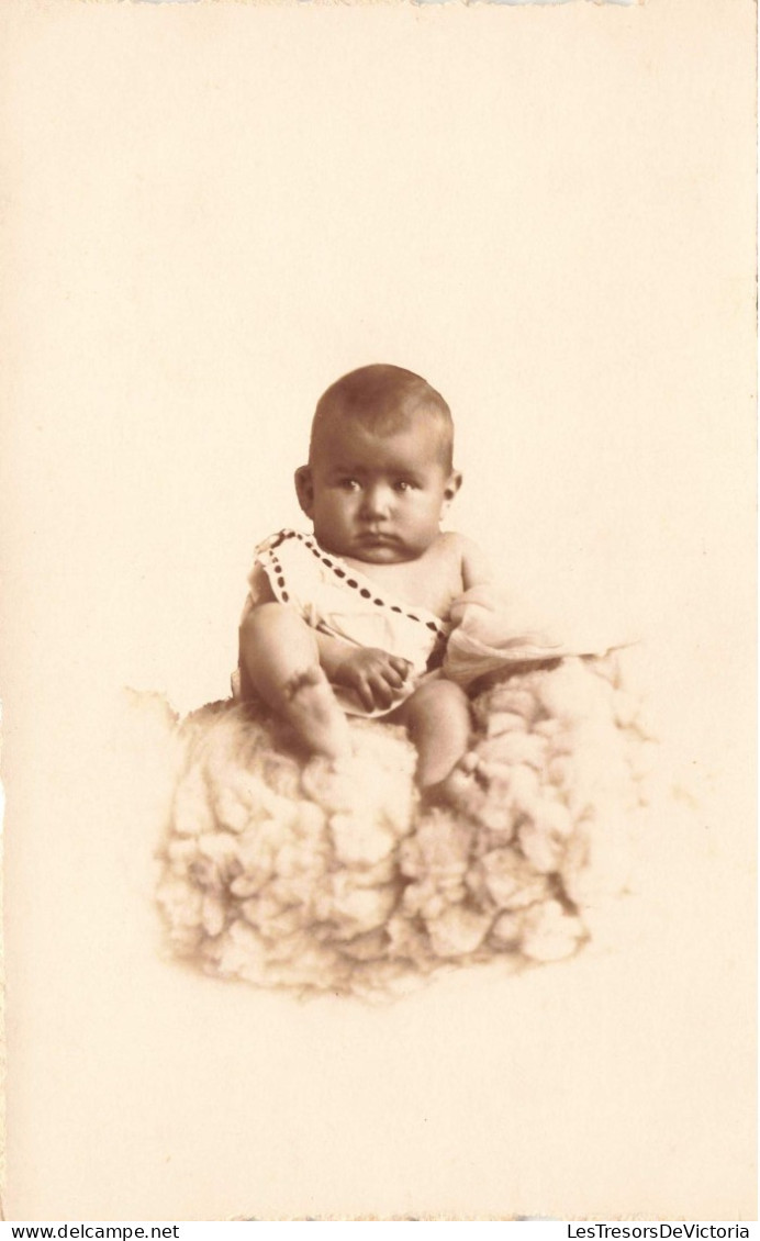 ENFANT - Portrait - Portrait D'une Fille Lisant Dans Un Fauteuil - Carte Postale Ancienne - Portraits