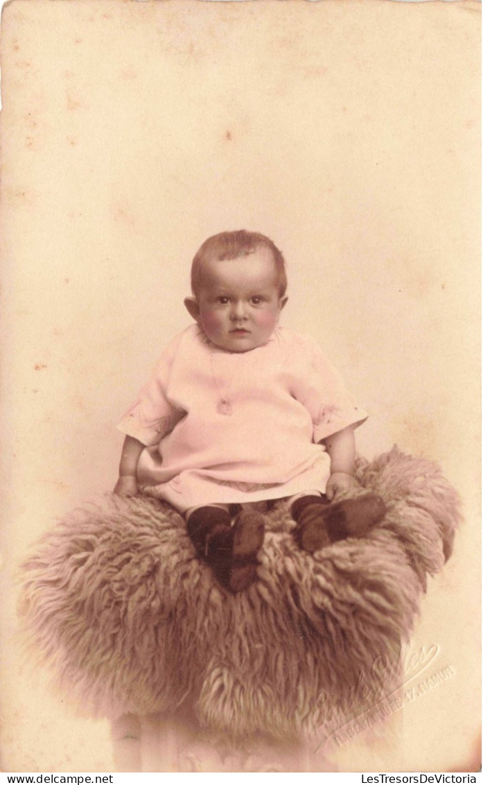 ENFANT- Portrait - Portrait D'un Bébé Assis - Carte Postale Ancienne - Portraits