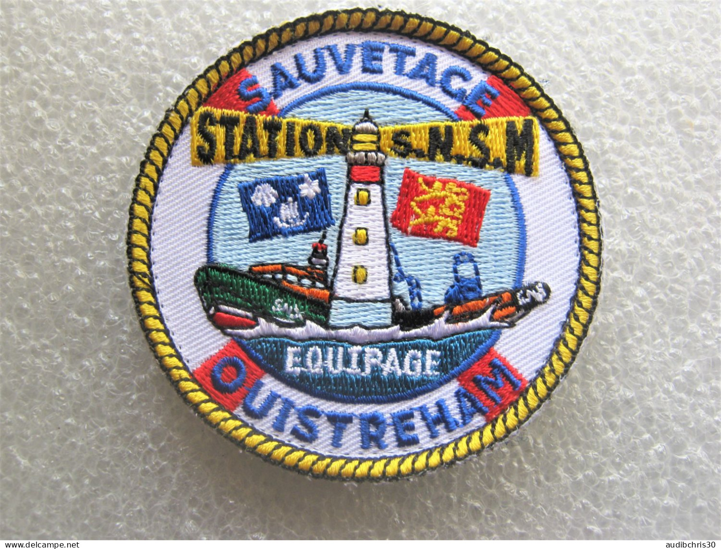 ECUSSON SAUVETAGE EN MER SNSM EQUIPAGE STATION OUISTREHAM ETAT SUP SCRATCH AU DOS - Brandweer