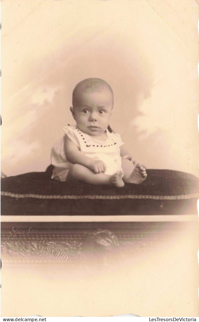 ENFANT- Portrait - Portrait D'un Bébé Assis Sur Un Coussin - Carte Postale Ancienne - Portretten