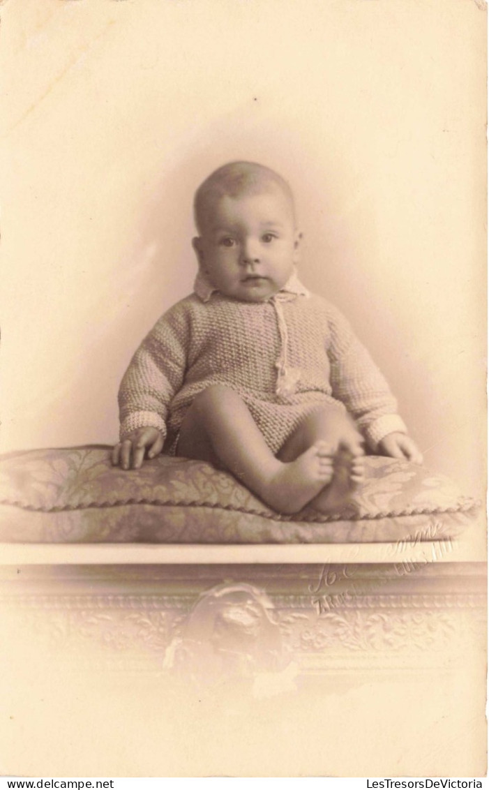 ENFANT- Portrait - Portrait D'un Bébé Assis Sur Un Coussin - Carte Postale Ancienne - Retratos