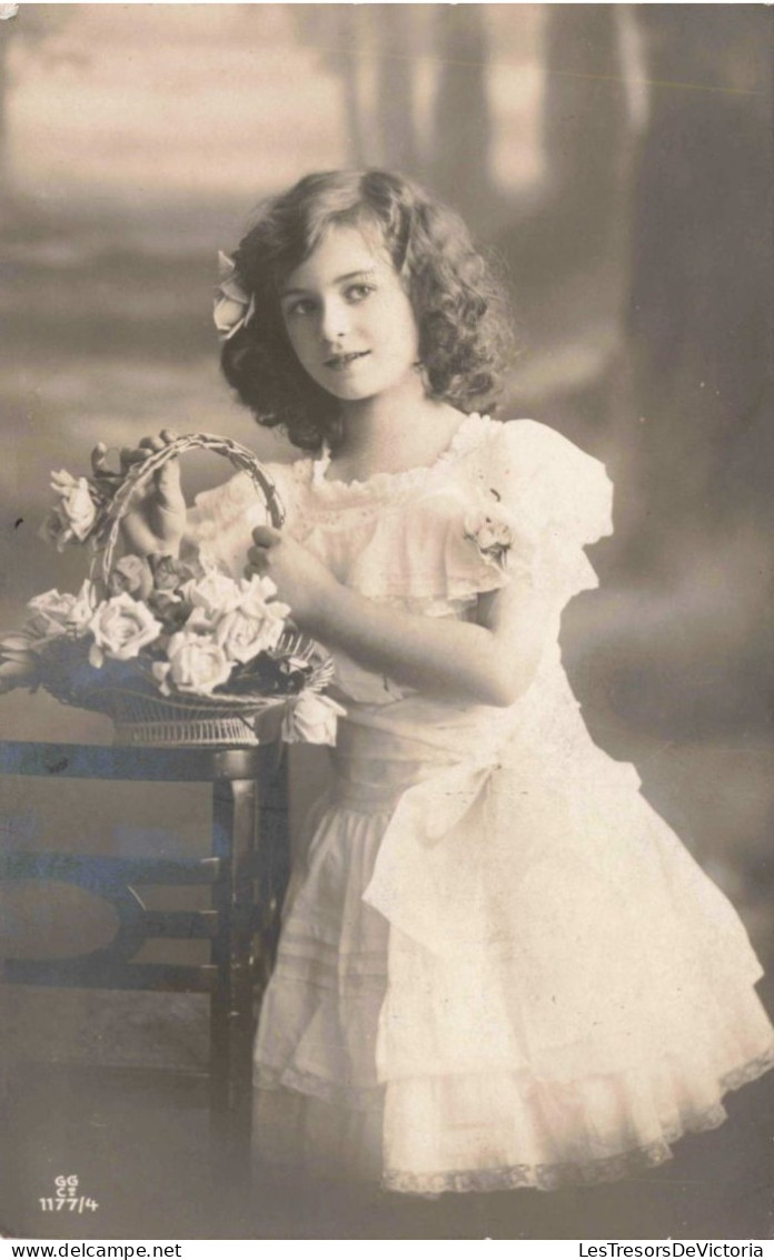 ENFANTS - Portraits - Petite Fille Tenant Un Panier De Fleurs - Carte Postale Ancienne - Abbildungen