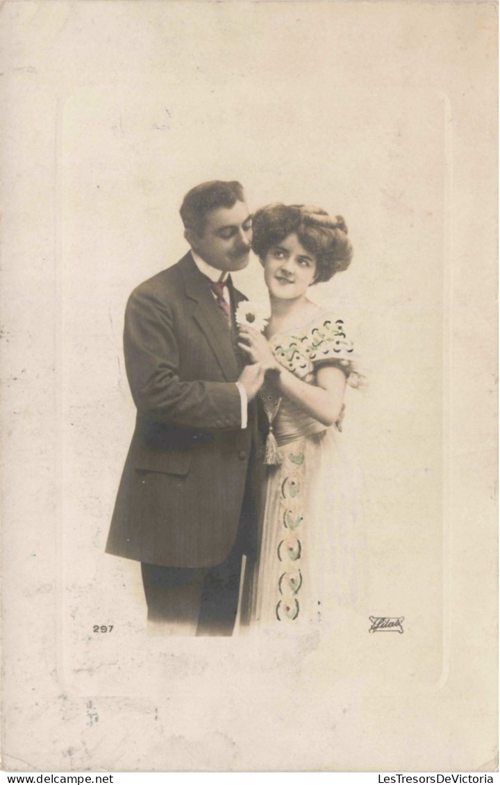 COUPLE - Un Jeune Couple - Un Homme Embrassant Sa Belle - Carte Postale Ancienne - Couples