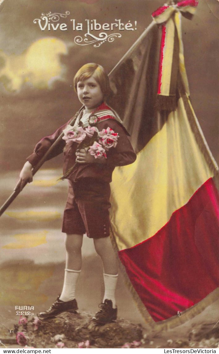 MILITARIA - Patriotiques - Enfant Tenant Un Bouquet De Fleur Et Un Drapeau - Colorisé - Carte Postale Ancienne - Patriotiques