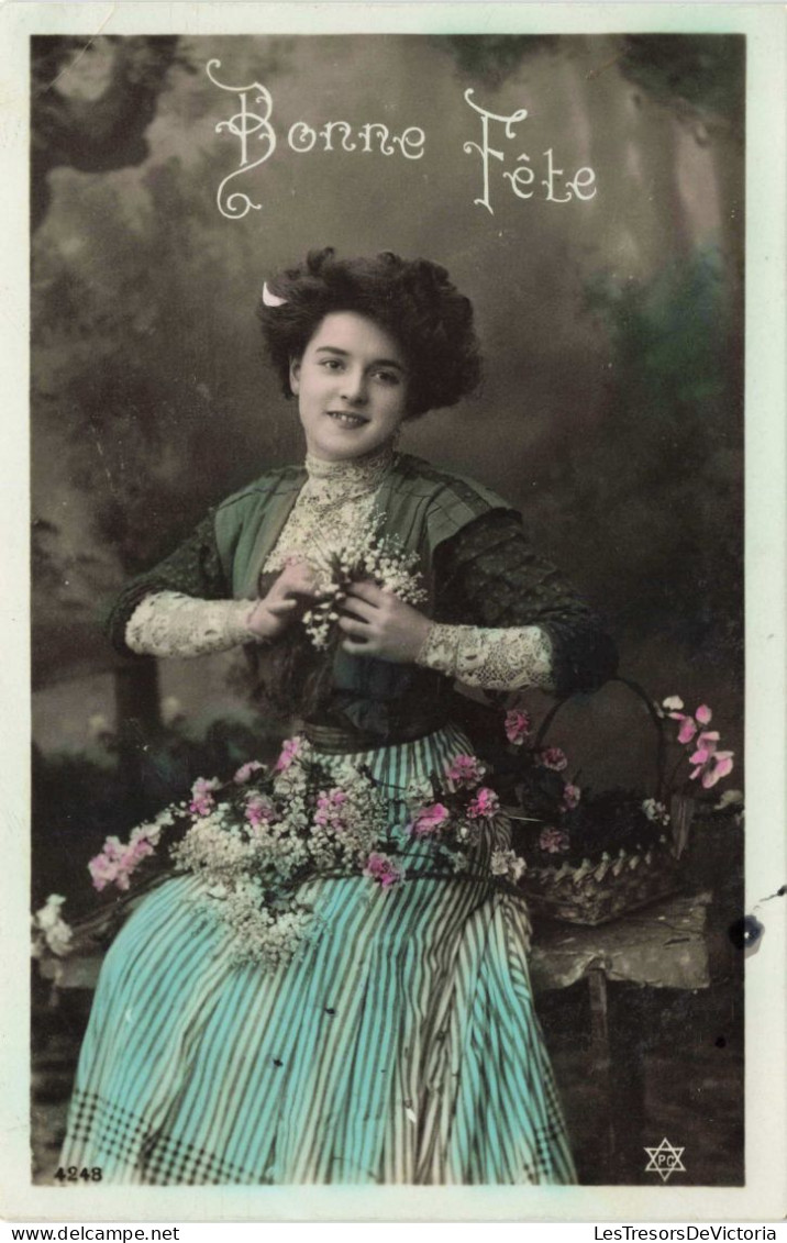FETE ET VOEUX - Bonne Fête - Femme Assise Dans Un Jardin - Colorisé - Carte Postale Ancienne - Fête Des Mères