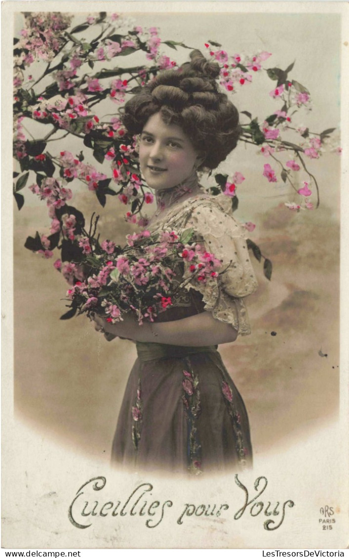 FANTAISIES - Cueillies Pour Vous  - Femme Tenant Des Fleurs - Colorisé - Carte Postale Ancienne - Vrouwen