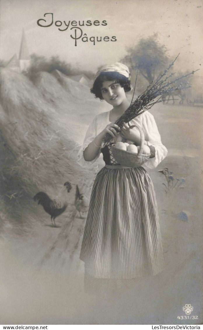 FÊTES ET VOEUX - Joyeuse Pâques - Une Paysanne Dans La Campagne - Oeufs  - Carte Postale Ancienne - Ostern