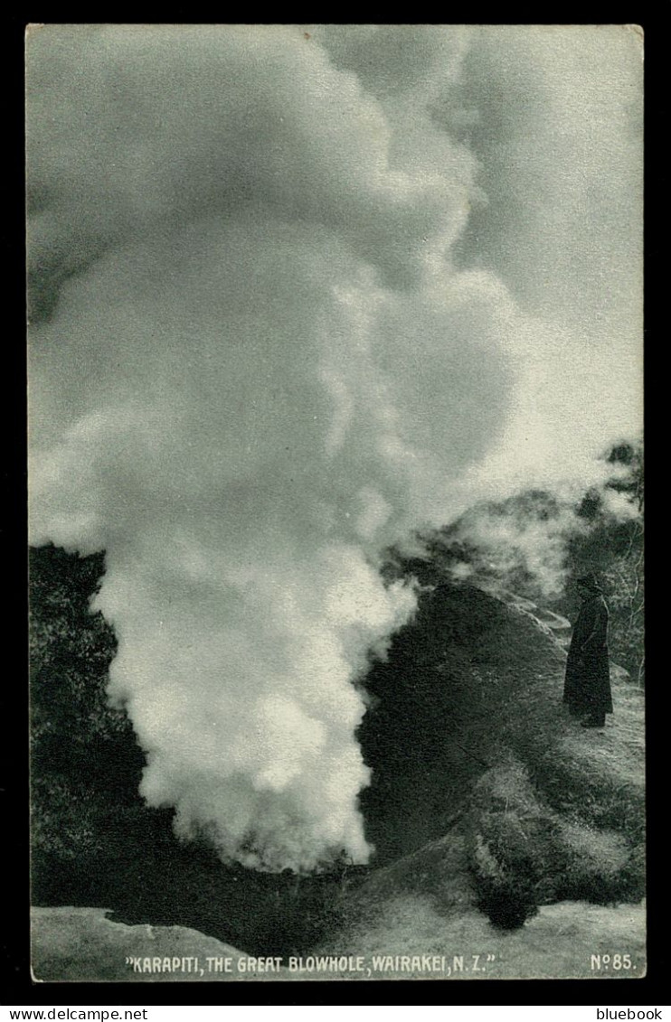 Ref 1631 - Early Postcard - Waimangu Geyser (2) In Eruption Near Rotorua - New Zealand - Nouvelle-Zélande