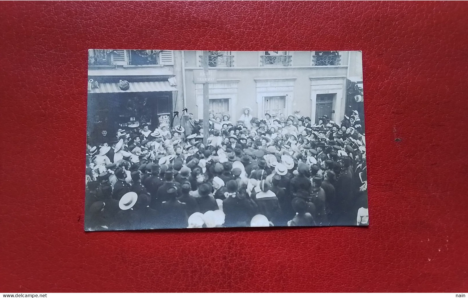 50 -  EQUEURDREVILLE - CARTE PHOTO -  " FETE DE LA SAINT AUGUSTIN " - DEVANT MAGASIN DU PHOTOGRAPHE ET ARRET DU TRAMWAY - Equeurdreville