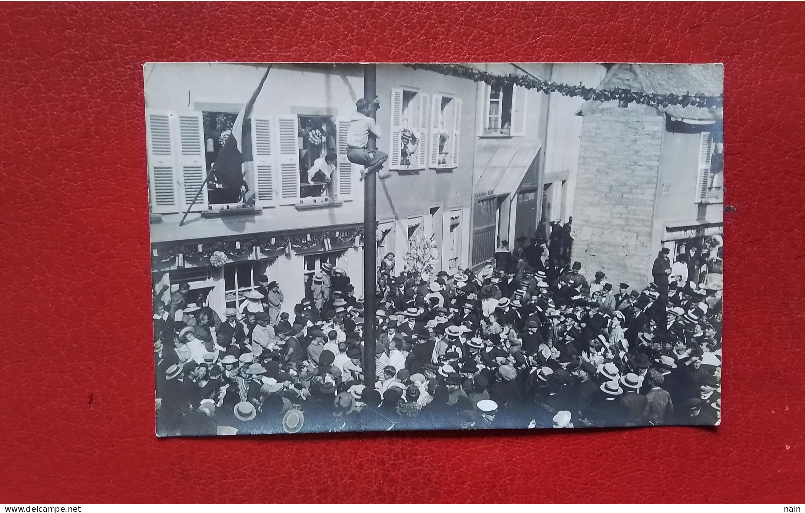 50 -  EQUEURDREVILLE - CARTE PHOTO -  " FETE DE LA SAINT AUGUSTIN " - UN HOMME GRIMPANT EN HAUT D’UN MAT ? - Equeurdreville