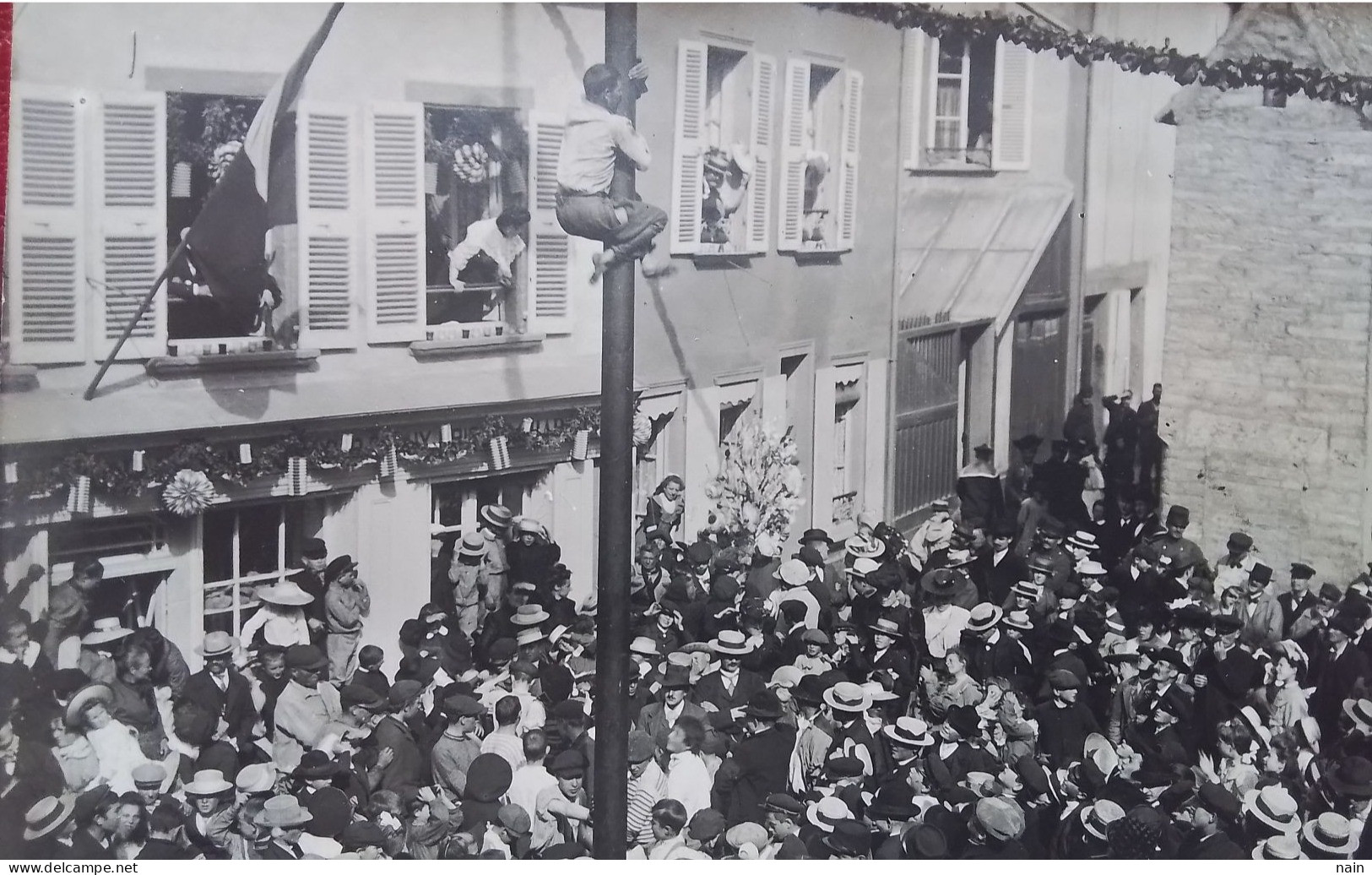 50 -  EQUEURDREVILLE - CARTE PHOTO -  " FETE DE LA SAINT AUGUSTIN " - UN HOMME GRIMPANT EN HAUT D’UN MAT ? - Equeurdreville