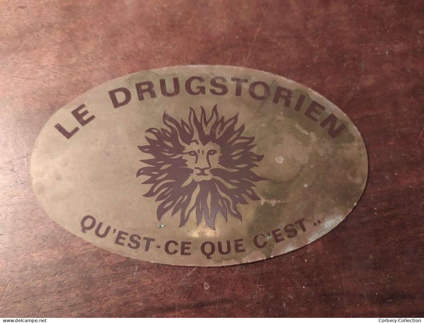 Ancienne Plaque Publicitaire Laiton Émaillé Invitation Le Drugstorien Drugstore Des Champs-Élysées Ca1970 - Plaques En Tôle (après 1960)